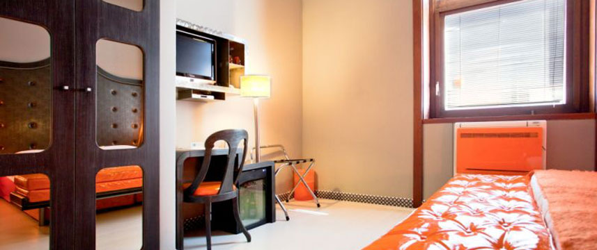 Orange Hotel - Bedroom