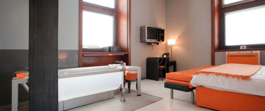 Orange Hotel - XLarge Room