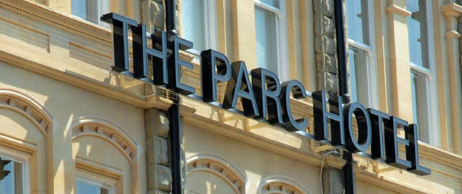 Parc Hotel - Sign