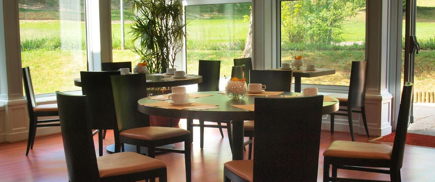 Qualys-Hotel Golf Paris Est - Restaurant Table