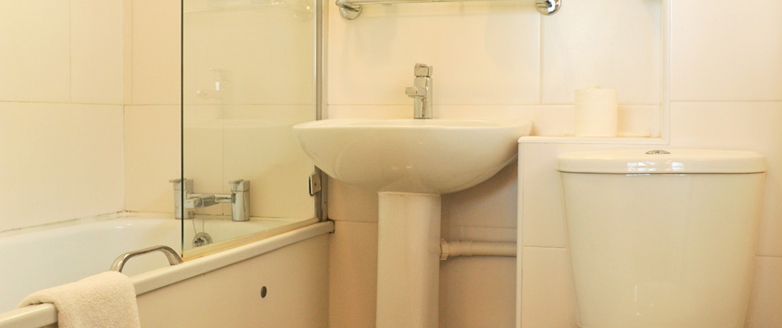 Raglan Hotel - Bathroom