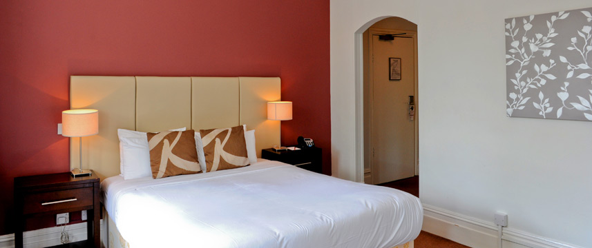 Raglan Hotel - Bedroom