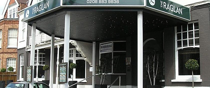 Raglan Hotel - Entrance