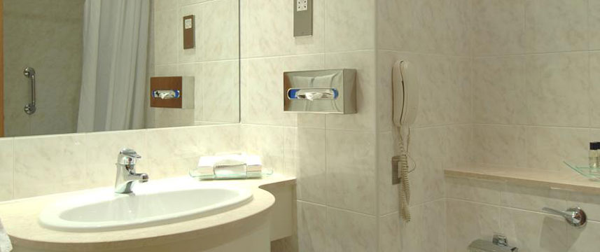 Ramada Belfast - Bathroom Ramada Belfast - Bathroom