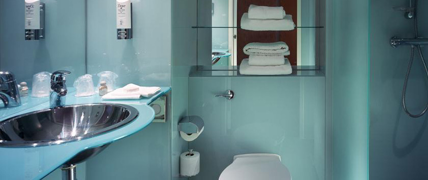 Ramada Encore Belfast City Centre - Bathroom Ramada Encore Belfast City Centre - Bathroom