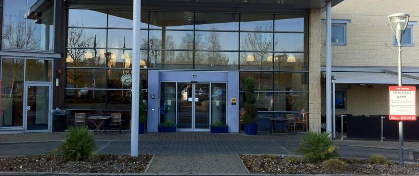Ramada London North - Entrance Ramada London North - Entrance