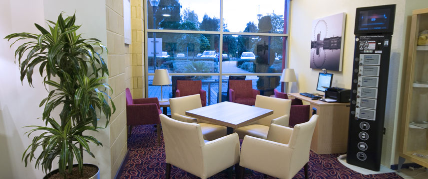 Ramada London North - Lounge Ramada London North - Lounge