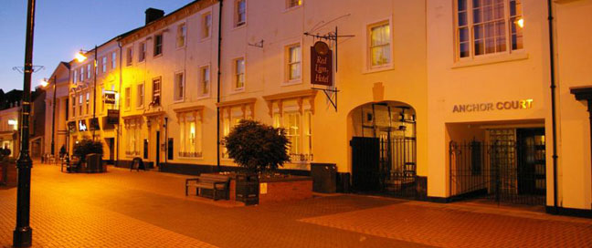 Red Lion Hotel - Exterior Night