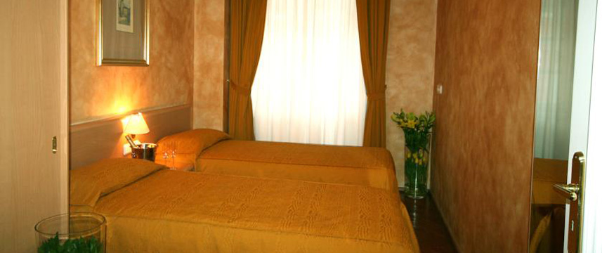 Roma Hotel - Twin Bedroom
