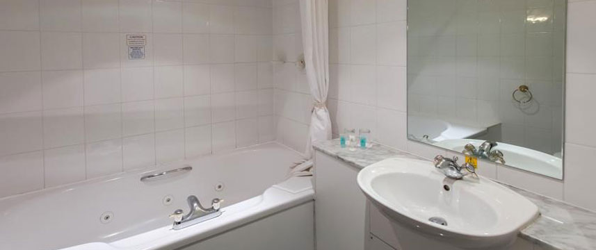 Roundhouse Hotel Bournemouth - Bathroom Bath