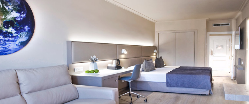 Salles Hotel Pere IV - Triple Deluxe Room Salles Hotel Pere IV - Triple Deluxe Room