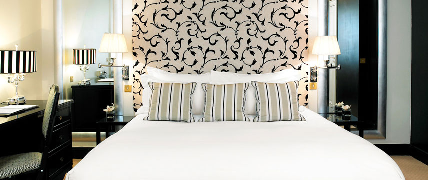 Starhotels Castille Paris - Suite Bedroom Starhotels Castille Paris - Suite Bedroom