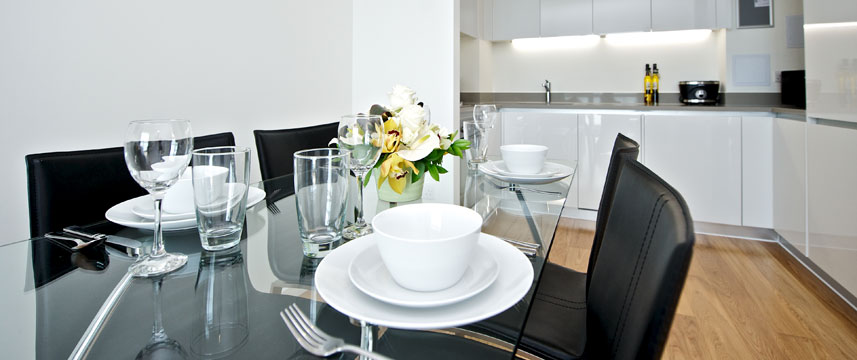 Staycity Serviced Apartments London Heathrow - Dining table