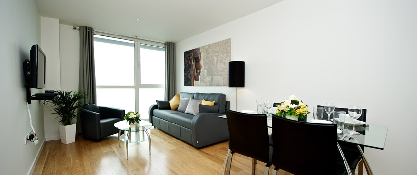 Staycity Serviced Apartments London Heathrow - Living area
