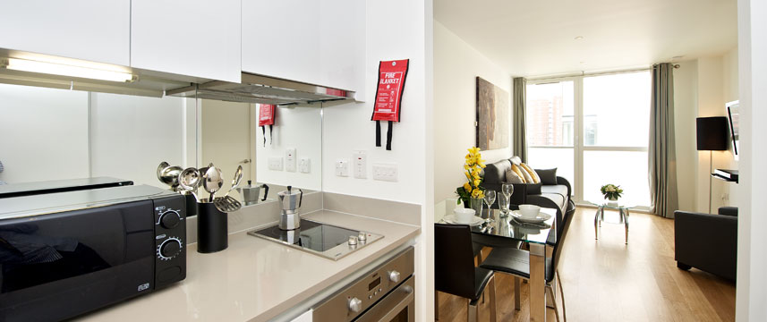 Staycity Serviced Apartments London Heathrow - Through kitchen