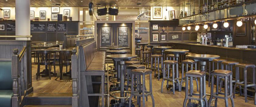 Steigenberger Bar Area