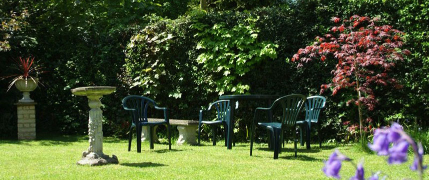The Lawn Gatwick Guest House - Tables