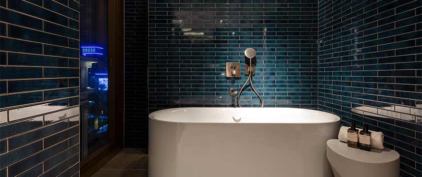 The Londoner - Corner Suite Bath