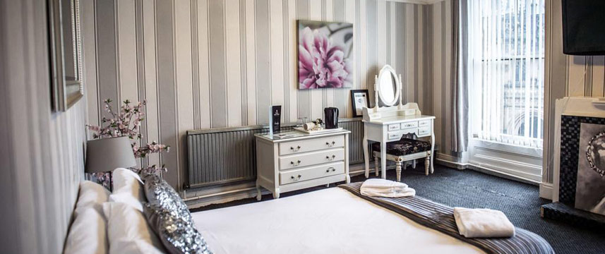 The Mitre Hotel - Bedroom The Mitre Hotel - Bedroom