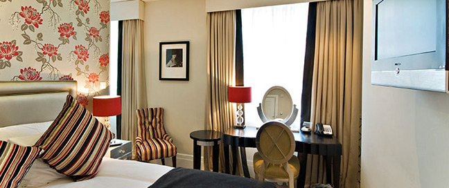 Tophams Hotel - Bedroom