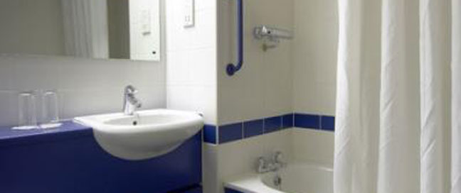 Travelodge Cork Airport - Bath Room