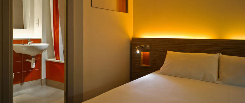 Travelodge Derry - Bedroom