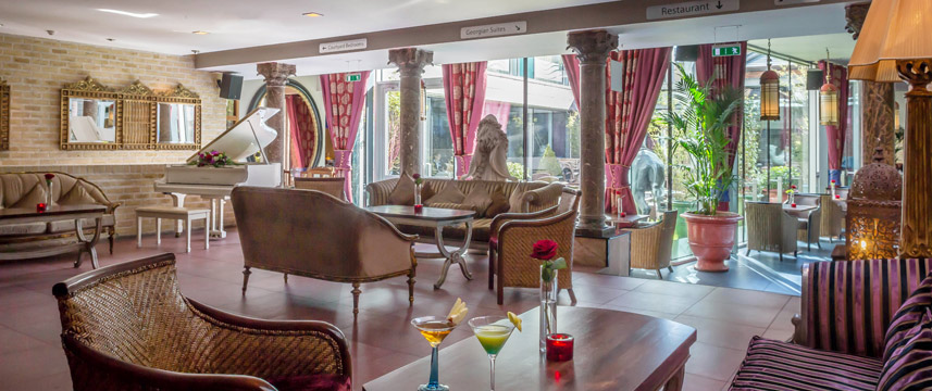 Trinity City Hotel - Piano Lounge Trinity City Hotel - Piano Lounge