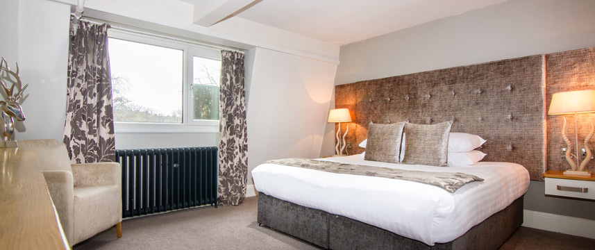 White Hart Hotel and Apartments - Suite Bed