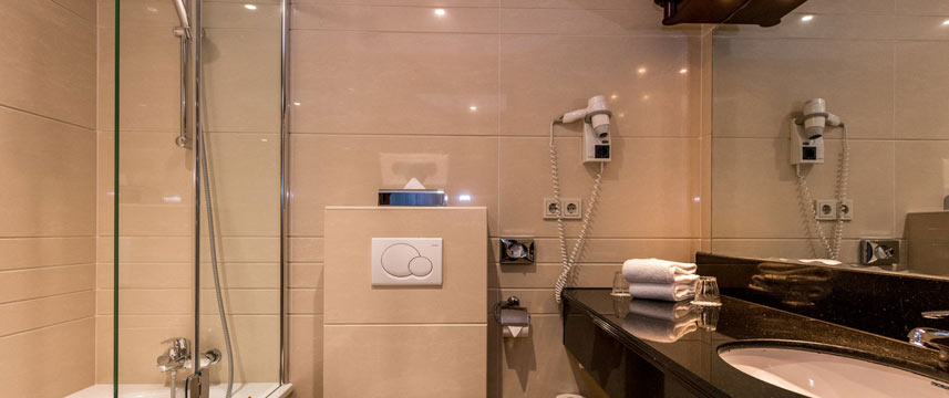XO Hotels Blue Tower - Standard Bathroom