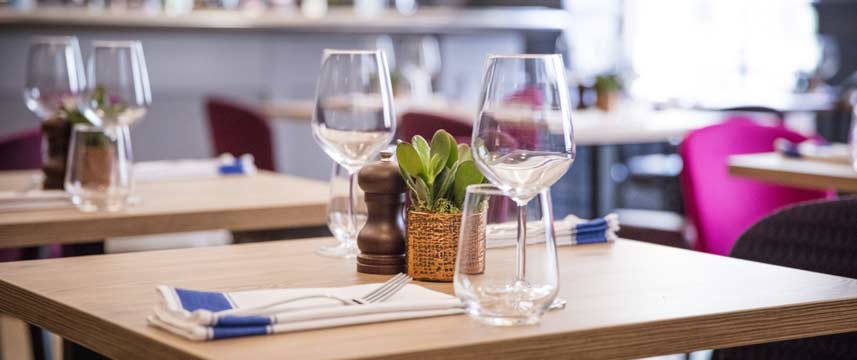 Amba Hotel Grosvenor - Grosvenor Arms Table