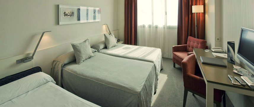 Amister Art Hotel - Triple Bedroom