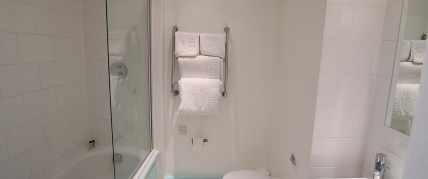 Citrus Hotel Cheltenham - Bathroom