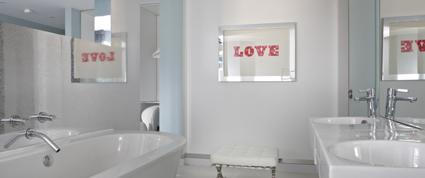 Citrus Hotel Cheltenham - Suite Bathroom