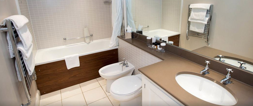 Combe Grove Manor Hotel - Bathroom