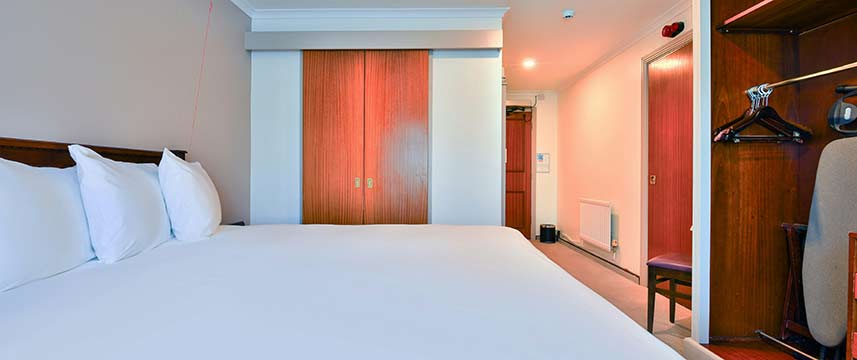 Copthorne Hotel Cardiff Caerdydd Accessible Room