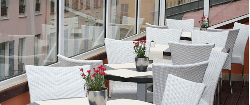 De Suede Hotel - Outside Dining