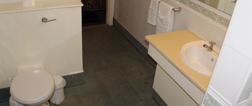 Discovery Inn - Bathroom