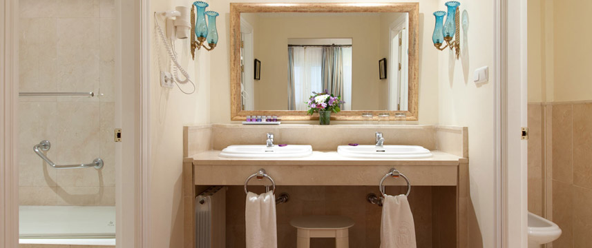 Dona Maria Hotel - Bathroom