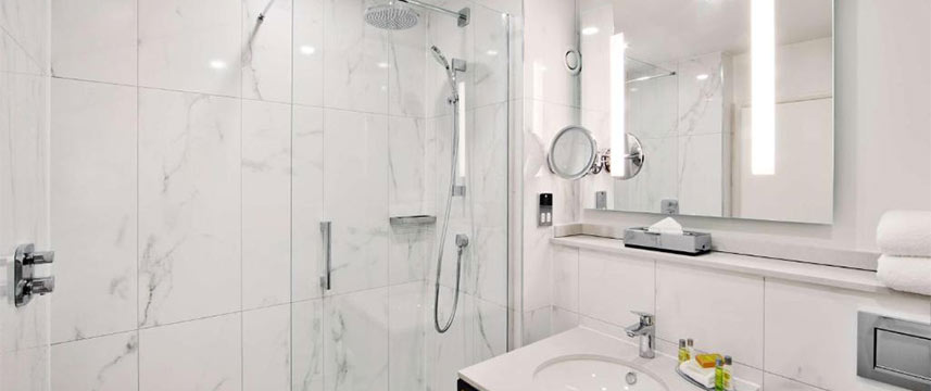 DoubleTree by Hilton Manchester Airport - Shower Room