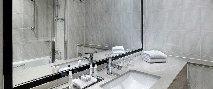 DoubleTree by Hilton Woking - Bathroom