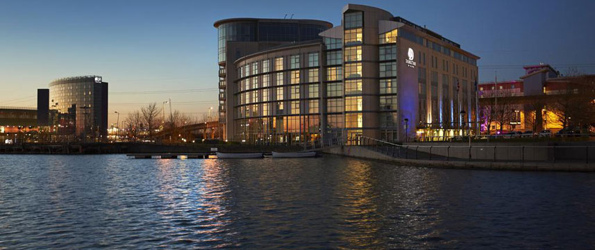 Doubletree By Hilton London Excel Exterior Night