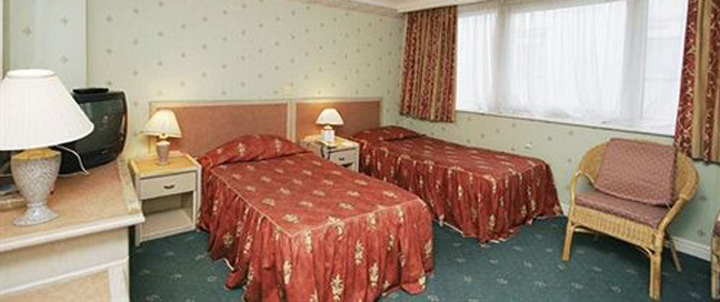 Gardens Hotel - Twin Bedroom