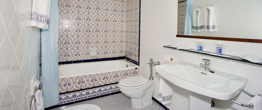 Gran Hotel Lar - Bathroom
