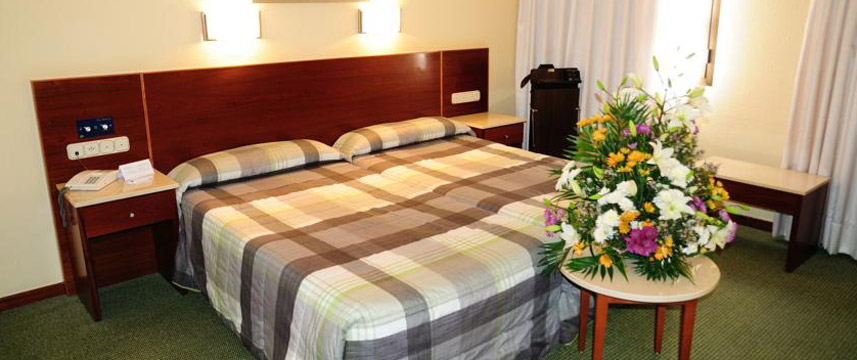 Gran Hotel Lar - Twin Bedroom