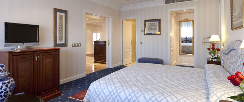 Gran Hotel Velazquez - Presidential Suite Bed