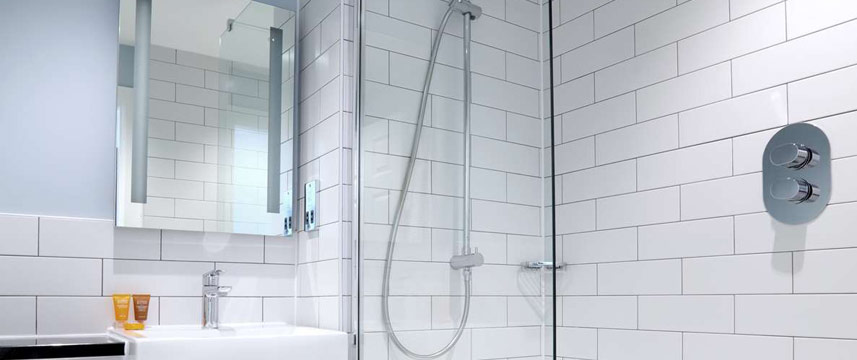 Hallmark Inn Liverpool - Bathroom Shower