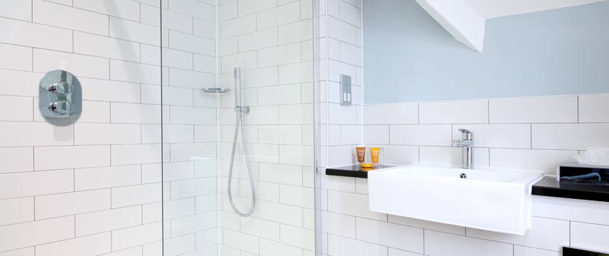 Hallmark Inn Manchester Superior Bathroom