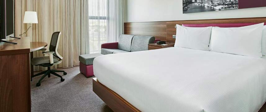 Hampton by Hilton Bristol City Centre - Queen Room Sofa Bed