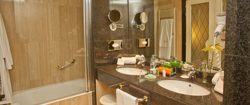 Hesperia Madrid - Junior Suite Bathroom