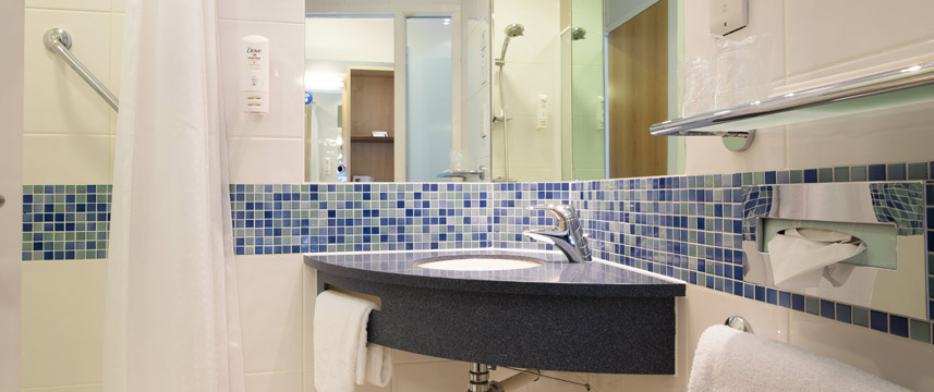 Holiday Inn Express Aberdeen Bridge Bathroom